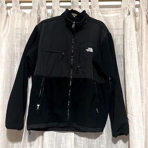 Men’s The North Face fleece jacket.